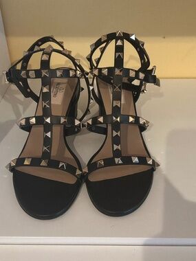 Size 38 Velentino low heel.